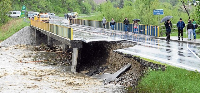 W Kamienicy w powiecie nowosądeckim wezbrane wody rzeki Kamienicy podmyły most i uszkodziły drogę