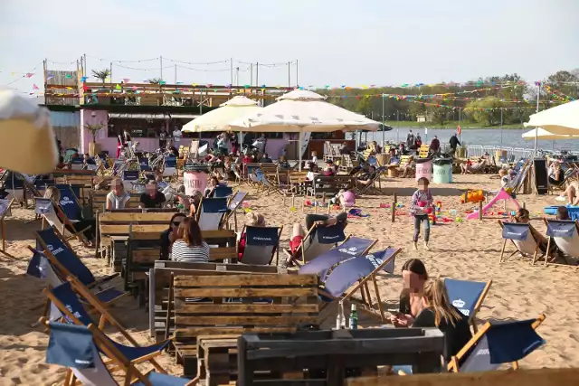 W wielu polskich miastach powstają plaże nad lokalnymi rzekami. Doskonałym przykładem jest tu chociażby Warszawa czy Wrocław. W Toruniu także wiele osób marzy o takim miejscu letniego wypoczynku. Sprawdźcie gdzie dokładnie w naszym mieście powstaną plaże nad Wisłą! >>>>>KLIKNIJ W GALERIE>>>>>