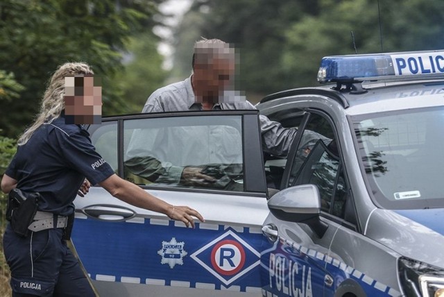 23 sierpnia tego roku na drodze w Cierpicach pod Toruniem doszło w karambolu. Zderzyły się tu trzy auta: bus, ciężarówka i auto osobowe. Od poczatku podawano, że w wypadku zginęła jedna osoba. Pracujące na miejscu wypadku policjanci nie odkryli zwłok drugiej ofiary. To koszmarna wpadka funkcjonariuszy. W ostatnich latach przydarzyło im się więcej. Oto największe policyjne wpadki. Szczegóły każdej z nich na kolejnych stronach>>>opracował: wapCzytaj także: Tak Polacy wyłudzają AC/OC. Poznaj ich sztuczkiZobacz także: Najpiękniejsze partnerki polskich piłkarzy!