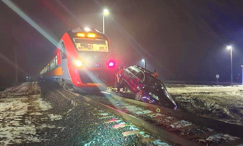 We wtorkowy wieczór doszło do zderzenia pociągu z samochodem...