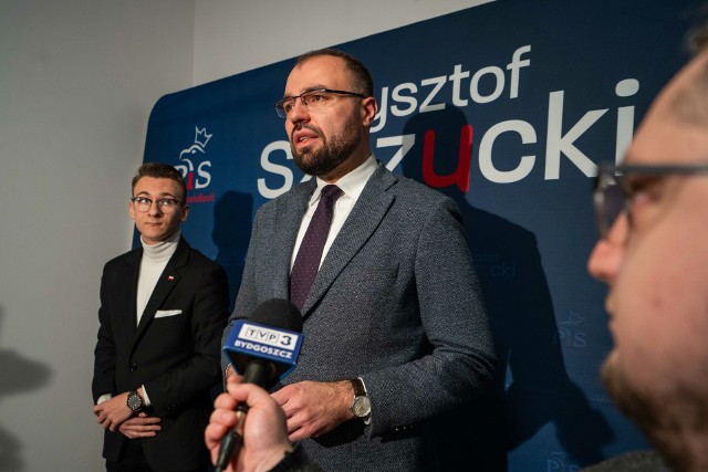 Nowe biuro poselskie Krzysztofa Szczuckiego otwarte nie tylko dla jego wyborców. Otwarte będzie w poniedziałki w godz. 12.00–16.00; we wtorki w godz. 13.30–17.00; w środę w godz. 11.00–15.00 oraz w piątki w godz. 9.00–13.00.