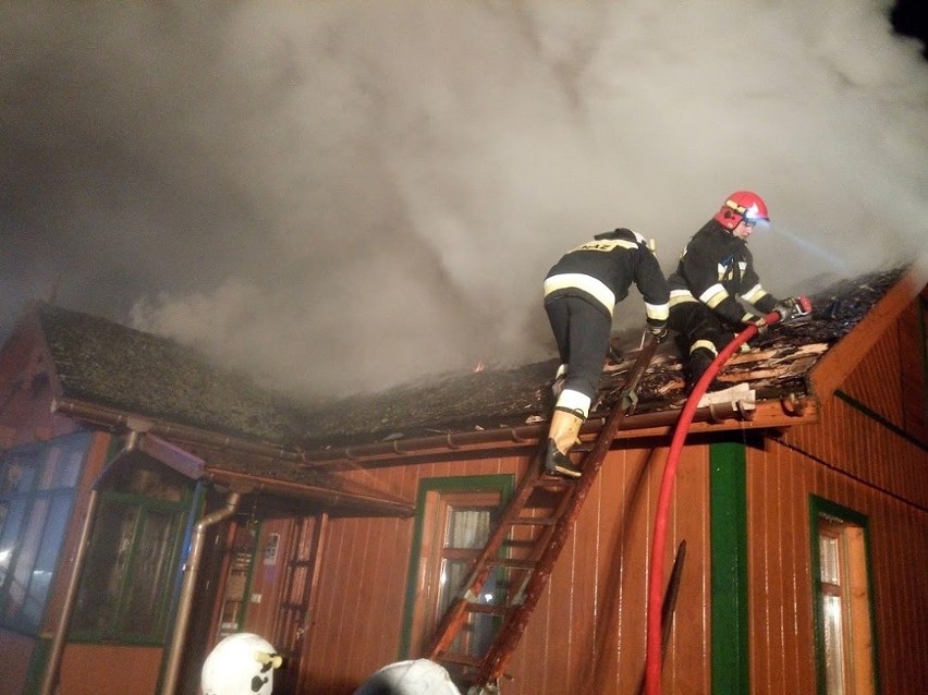 Wodźki. Osiem zastępów straży pożarnej przez kilka godzin gasiło pożar domu [ZDJĘCIA]