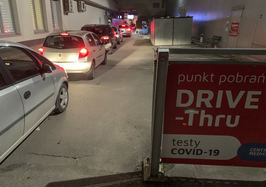 Kolejki do punktów drive-thru nadal są, jednak okazuje się,...