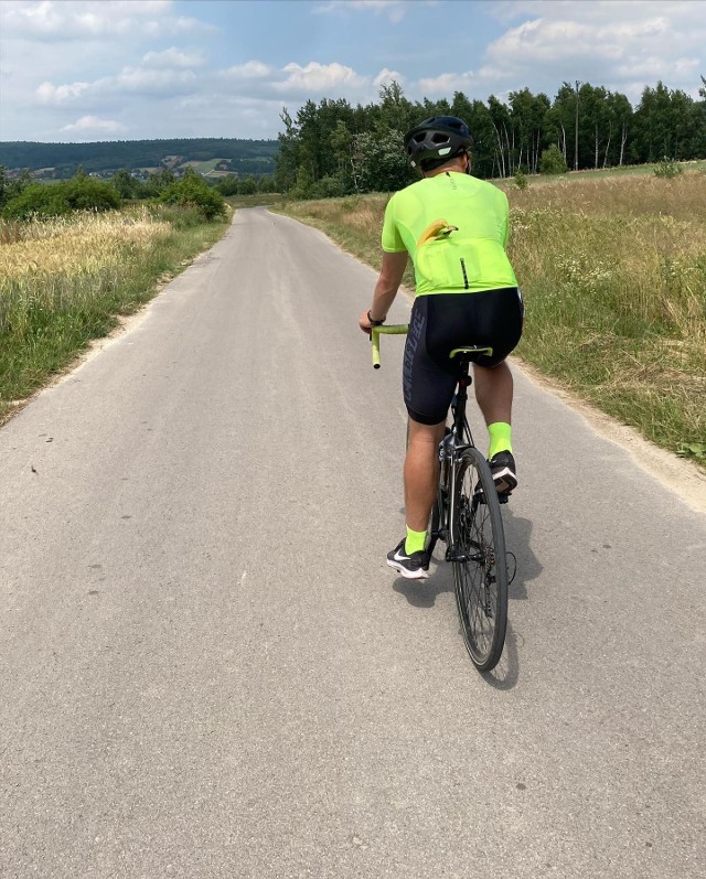 Kwiecień to doskonały czas, aby wyciągnąć z piwnicy czy garażu rower. W Kielcach i regionie mamy wiele ciekawych i pięknych miejsc, do których możemy dojechać jednośladem. Zanim jednak siądziemy na siodełko, powinniśmy pamiętać, że nasze ciało powinno być przygotowane do sezonu równie dobrze, jak rower.