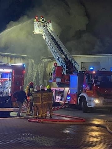 Potężny pożar w Wielogórze w gminie Jedlińsk! Paliła się hala magazynowa, w akcji kilkanaście jednostek strażaków