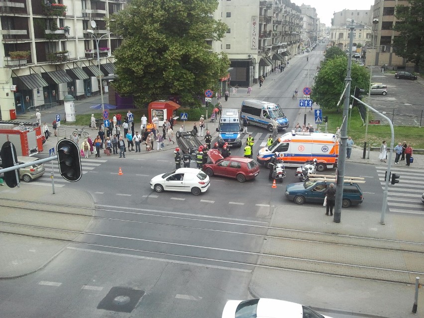 Wypadek na Zamenhofa. Kolizja i dachowanie w centrum miasta [ZDJĘCIA+FILM]