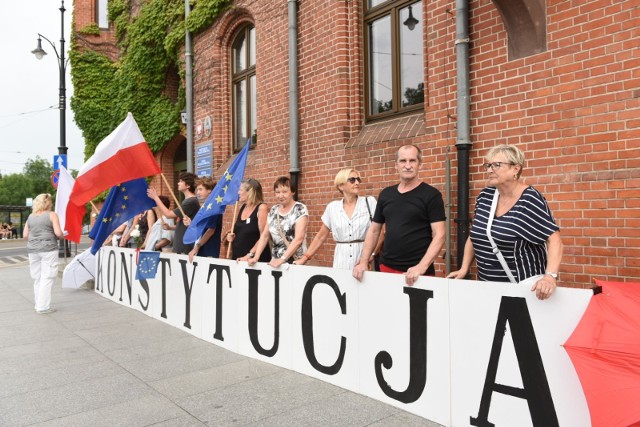 Po raz dziesiąty odbyła się ogólnopolska Literiada. Jak zapewniali jej organizatorzy w niedzielę stanęli z kartonami w wielu miastach Polski, żeby przypomnieć rządowi i prezydentowi, że konstytucji się przestrzega i pokazać że my nie zgadzamy się na jej łamanie. W Toruniu uczestnicy stanęli  przed Urzędem Miasta z wielkim napisem "Konstytucja". Zobacz także:Tatuaż w szczytnym celuJoga w parkuNowosciTorun