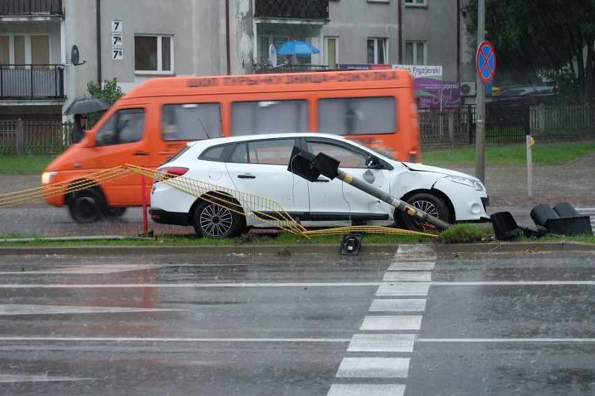 Auta zatrzymały się na pasie zieleni, więc większych...