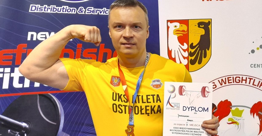 Karol Janczewski z UKS Atleta Ostrołęka na podium Międzynarodowych Mistrzostw Polski Masters w podnoszeniu ciężarów. 2-5.06.2022