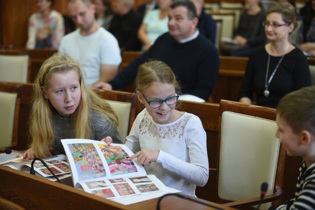 W Urzędzie Marszałkowskim w Toruniu prezentowana jest pokonkursowa wystawa "Niepodległa-Niepodległa". Na konkurs napłynęło kilkaset prac z całego regionu