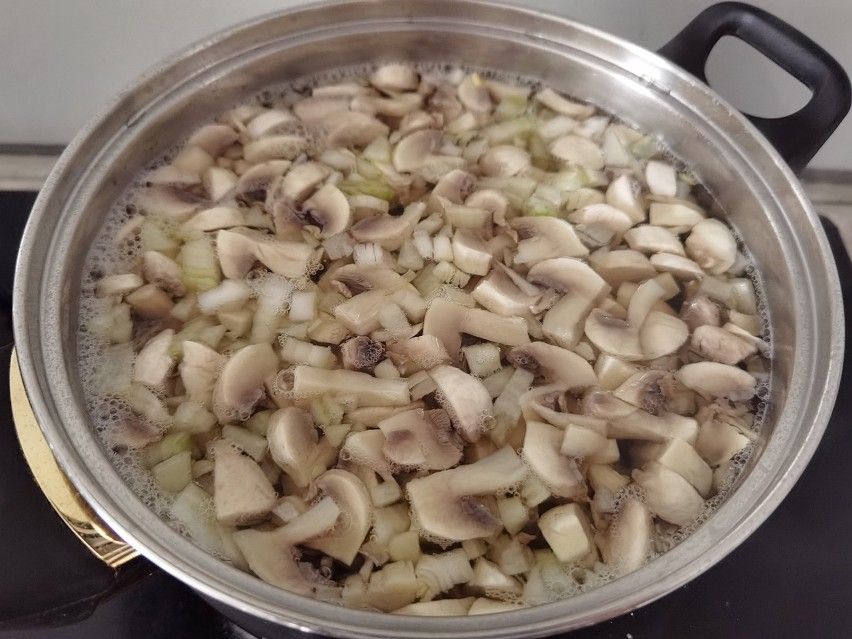 Następnie wrzuć cebulę i gotuj całość jeszcze 5 minut.
