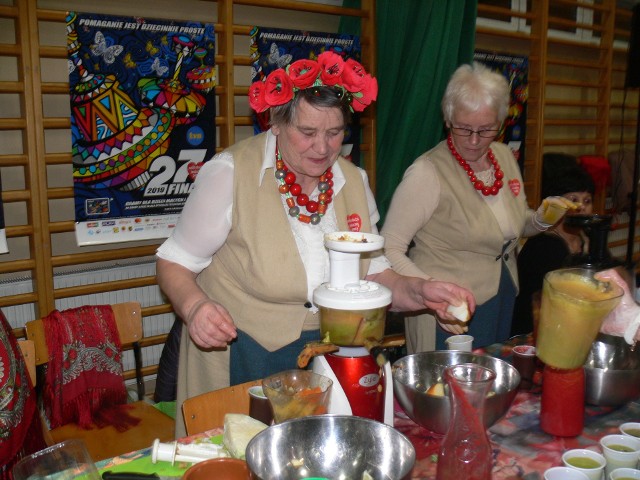 Panie z zespołu Przelaski z Zajeziorza zapraszają do zdrowego stoiska.