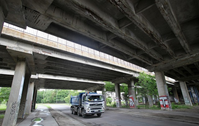 Stan wiaduktu na ul. Przybyszewskiego jest fatalny, i to od 2011 r. Efekt? W kwietniu nie można było wymienić tam latarni, by polepszyć widoczność, bo prace te groziły katastrofą budowlaną