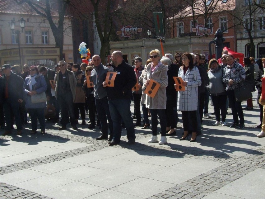 Strajk nauczycieli trwa. Poparcie dla strajkujących wyrażono...