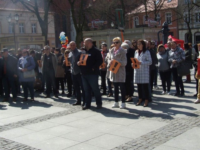 Strajk nauczycieli trwa. Poparcie dla strajkujących wyrażono między innymi na chełmińskim rynku. - Wiec poparcia w Chełmnie zorganizowaliśmy spontanicznie. Wydrukowaliśmy 218 naklejek #popieram strajk nauczycieli i zabrakło dla wszystkich. Wiec nie był firmowany przez żadną partię stowarzyszenie czy organizację. Organizatorem była nieformalna grupa mieszkańców Świecia i Chełmna - Opozycja obywatelska. Proszę o nieidentyfikowane nas z KODEM, Obywatelami RP - podkreśla Zuzanna Lewicka-Burek, organizator zgromadzenia spontanicznego. Flash Info odcinek 7 - najważniejsze informacje z Kujaw i Pomorza.