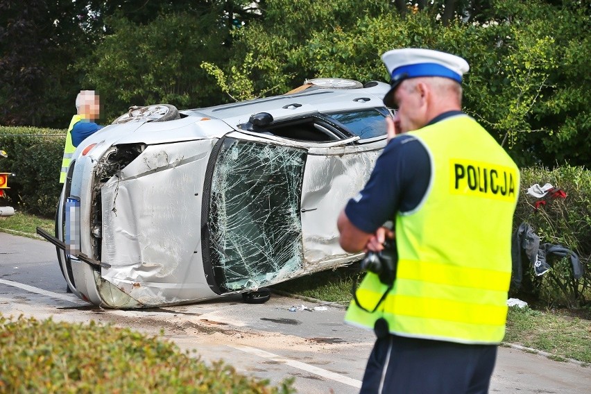 Wypadek na Legnickiej. Samochód dachował, kierowca pijany! (ZDJĘCIA)