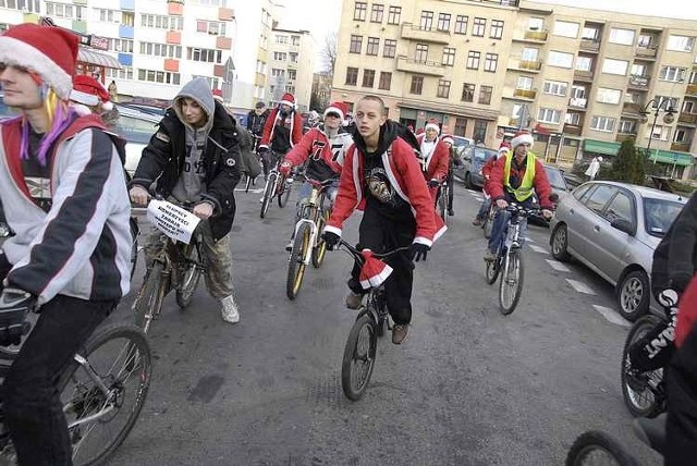 Rowerzyści przebranych za Świetych Mikolajów paradowali glównymi ulicami Slupska.