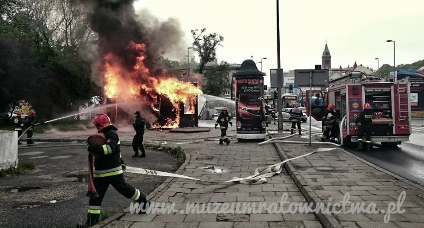 Pożar przy rondzie Matecznego. Spłonął minibar