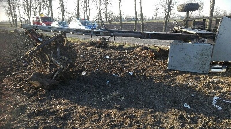 Wypadek w gminie Osięciny. Chciał podnieść drzewo, został przygnieciony przez maszynę