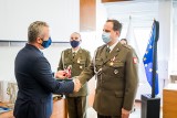 Wojewoda odznaczył pracowników szpitala wojskowego w Bydgoszczy za walkę z pandemią [zdjęcia]