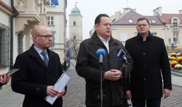 Podczas konferencji przed rzeszowskim ratuszem radni PiS (od lewej) Marcin Fijołek, Robert Kultys i Mateusz Szpyrka zaproponowali akcję "Wspieramy polskich mundurowych".