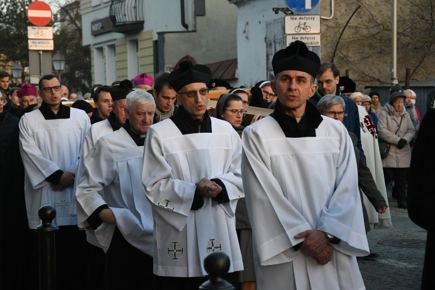 Drogi Krzyżowe na Pierścienicę, ulicami Kielc i w Masłowie. Będzie też modlitwa o uszanowanie świętości Jana Pawła II
