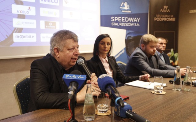 Speedway Stal Rzeszów na specjalnie zwołanej konferencji prasowej przedstawiła skład na nowy sezon.WIĘCEJ: Znamy kadrę żużlowców Stali Rzeszów na sezon 2019ZOBACZ TAKŻE - Mistrzyni świata Agnieszka Sajdutka: To moja pasja, praca i miłość [STADION]