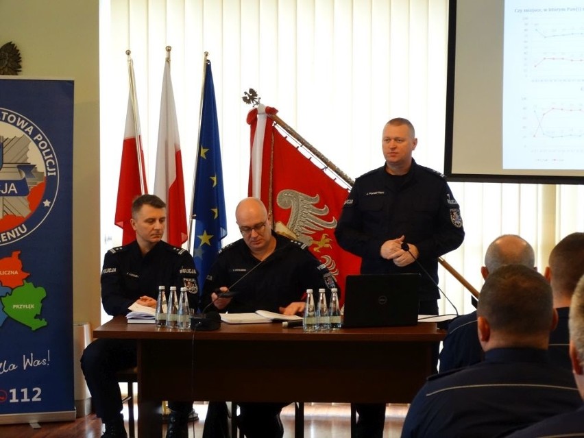 Policjanci Komendy Powiatowej Policji w Zwoleniu podsumowali 2018 rok. Były podziękowania za wykonaną pracę oraz nowe wyzwania w służbie