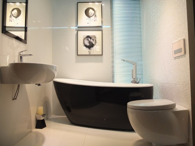 Łazienka z czarną wannąCzarna wanna dla odważnych przyciąga wzrok w tej nowoczesnej łazience.