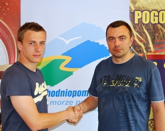 Dyrektor sportowy Pogoni, Robert Dymkowski, prezentuje nowy nabytek szczecinian - Maksymiliana Rogalskiego.