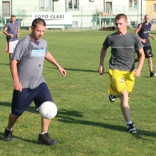 Koszykarze Siarki Tarnobrzeg (z piłką Maciej Bielak) przygotowania do nowego sezonu rozpoczęli od gry w piłkę nożną.