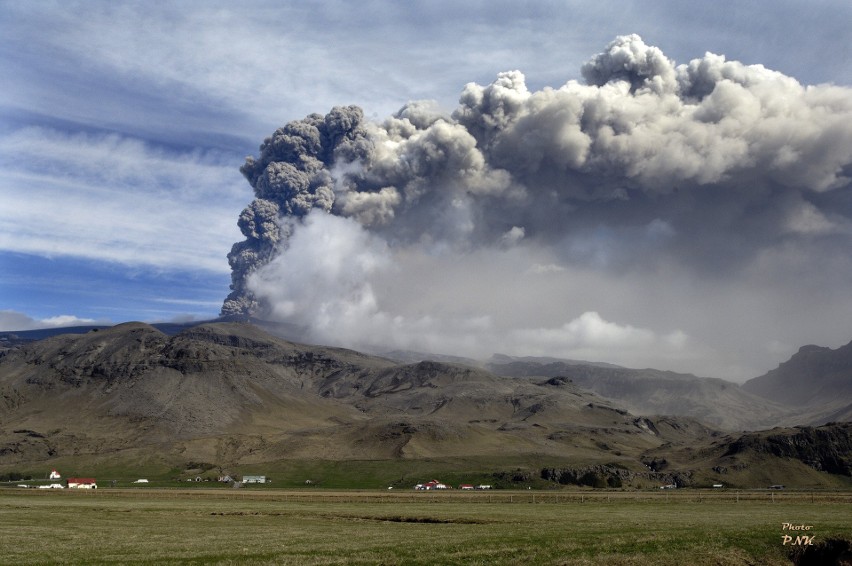 Erupcja islandzkiego wulkanu Eyjafjallajökull w kwietniu...