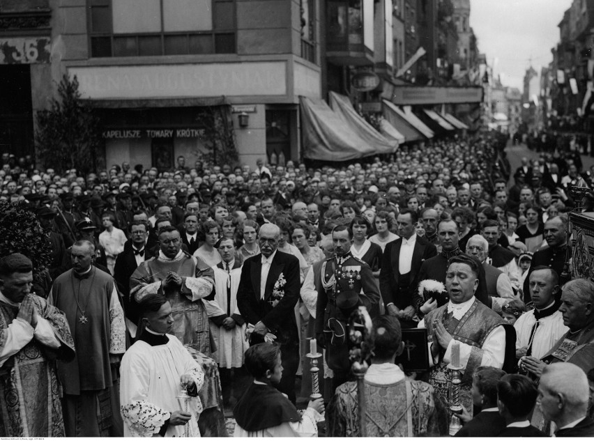 15 czerwca 1933 roku. Ogromne tłumy na procesji Bożego Ciała...