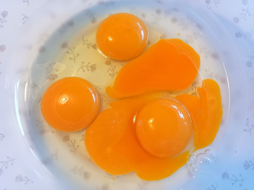 Jedno całe jajo i cztery żółtka wbijamy do miski.