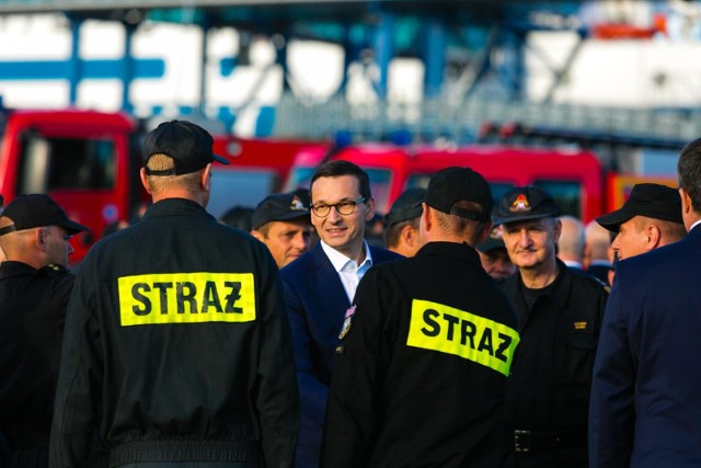 Wracających strażaków witał premier Morawiecki.