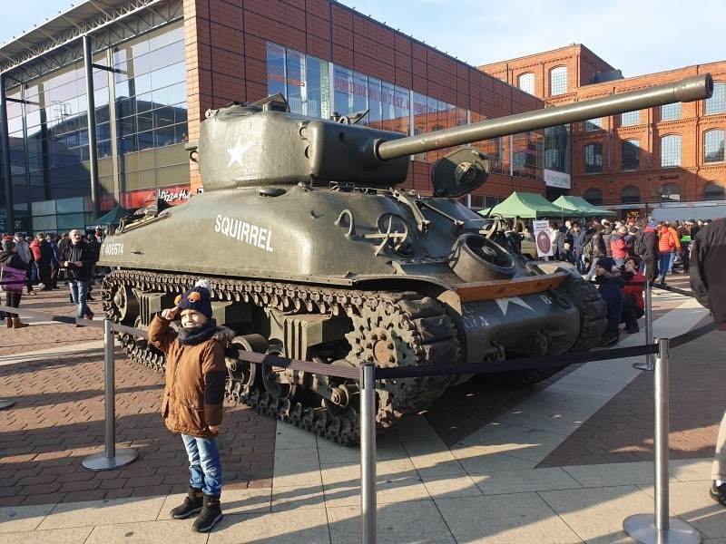 Święto Niepodległości w Łodzi. Czołg M4 Sherman i parada grup rekonstrukcyjnych