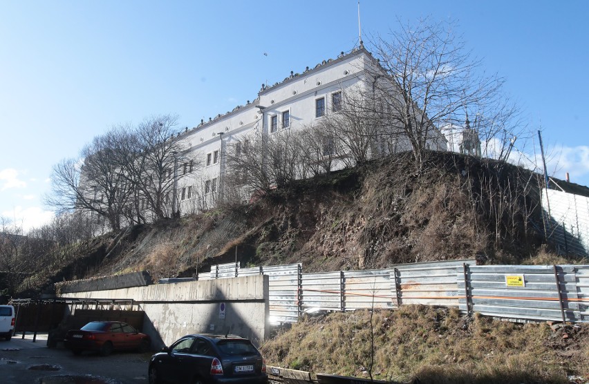 Trwa remont tarasów Zamku Książąt Pomorskich w Szczecinie. Taras od strony ul. Kuśnierskiej ma być gotowy za rok [ZDJĘCIA]