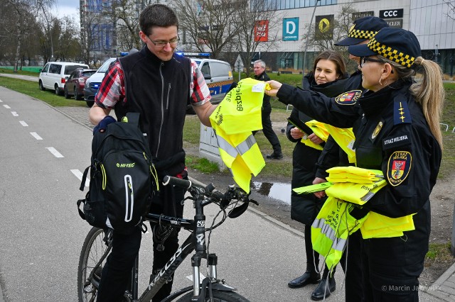 W związku z rozpoczynającym się sezonem rowerowym każdy napotkany dziś przez funkcjonariuszy Straży Miejskiej i pracowników Biura Zarządzania Kryzysowego Urzędu Miejskiego rowerzysta otrzymał elementy odblaskowe – kamizelki i opaski