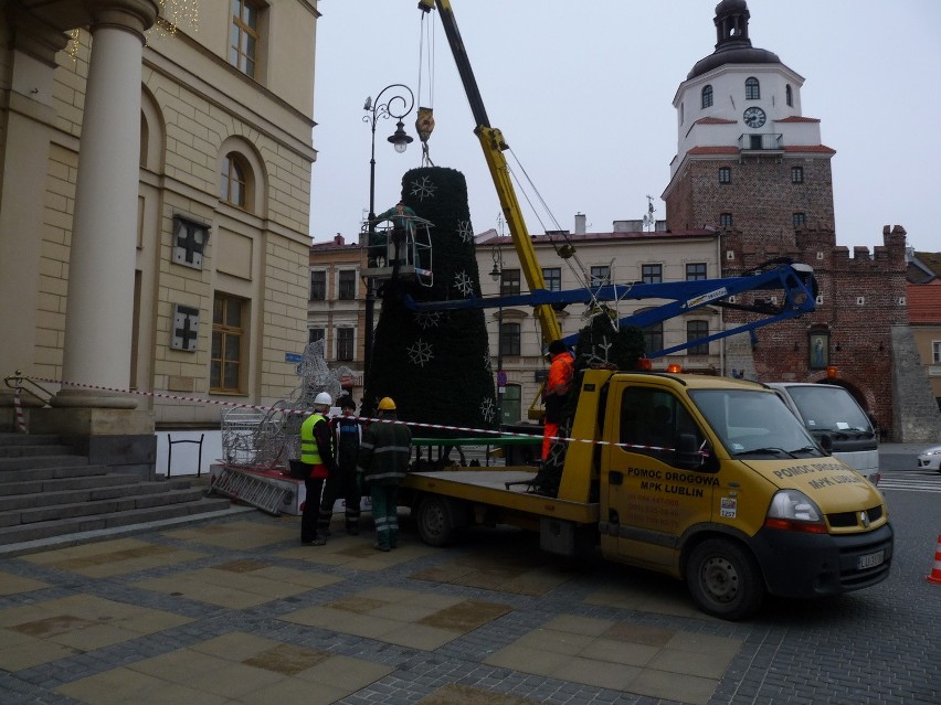 Pożegnanie z choinką na lubelskim deptaku