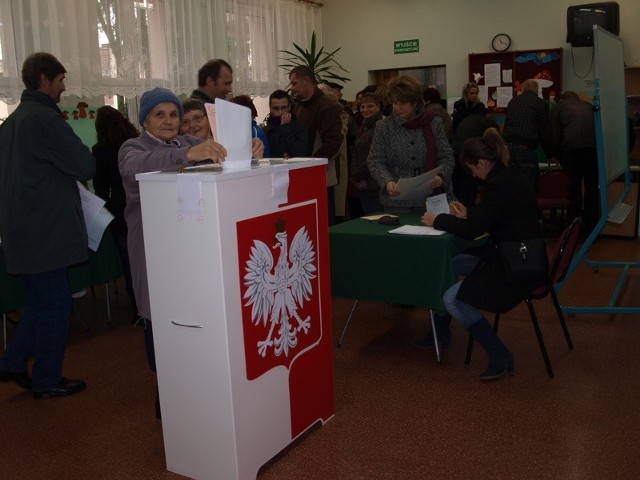 Lokal wyborczy w budynku Szkoły Podstawowej w Barwicach zapełnił się, gdy wyborców z okolicznych wsi dowiozły autobusy.
