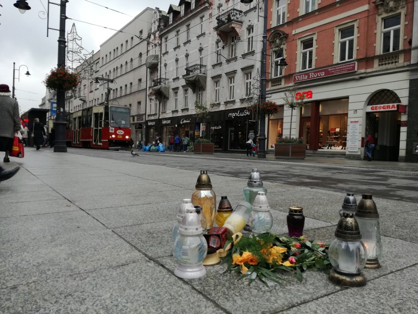 Znicze na ulicy 3 Maja w Katowicach upamiętniają Dominika...