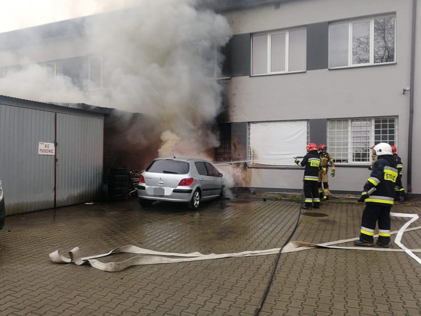 Pożar pod Krakowem. Mógł spłonąć budynek, ale skończyło się na samochodzie