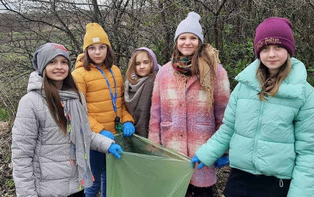 Uczniowie szkoły podstawowej w Małogoszczu w akcji #trashchallenge - "SprzątnijMy naszą okolicę".