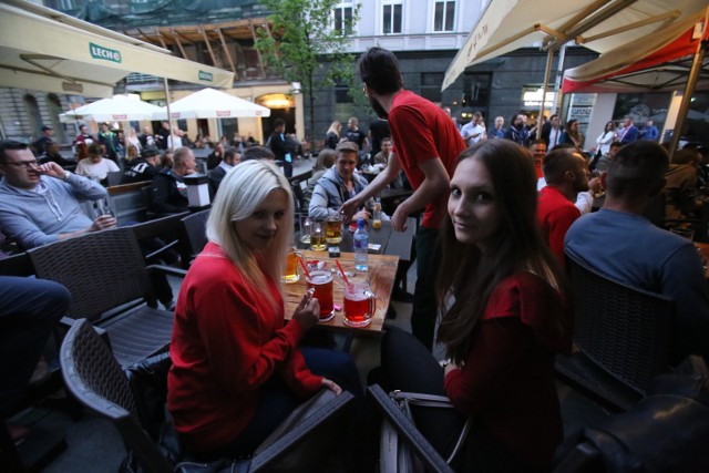 Kibice tłumnie zjawili się na ulicy Mariackiej w Katowicach, by w pubach wspólnie obejrzeć mecz Polska-Rumunia