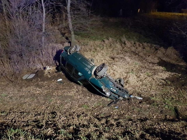 Tym samochodem podróżowała w sobotę kobieta z dziećmi. Auto dachowało na starej trasie numer 7 w Orońsku.