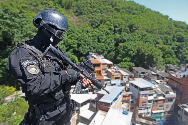 Policja często przeprowadza naloty na slumsy w Rio, aby walczyć z handlem narkotykami. To najtragiczniejszy nalot policji w Rio w tym roku. Zdjęcie ilustracyjne.