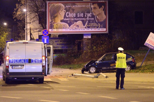 Ul. Wolska: Pijany kierowca uderzył w sygnalizator