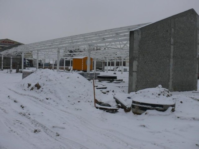 Tak obecnie wygląda plac budowy nowej części jędrzejowskiej targowicy.