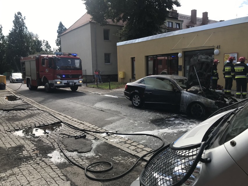Pożar samochodu osobowego na Sępolnie [ZDJĘCIA]