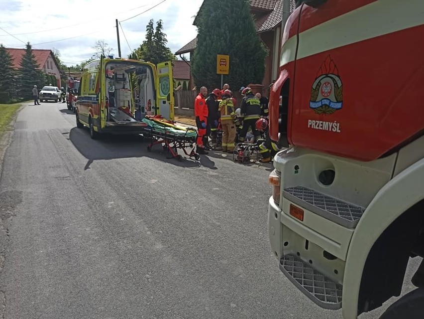 Wypadek w Maćkowicach w powiecie przemyskim. Jadący rowerem chłopiec upadł i wbił sobie w udo klamkę hamulca [ZDJĘCIA]